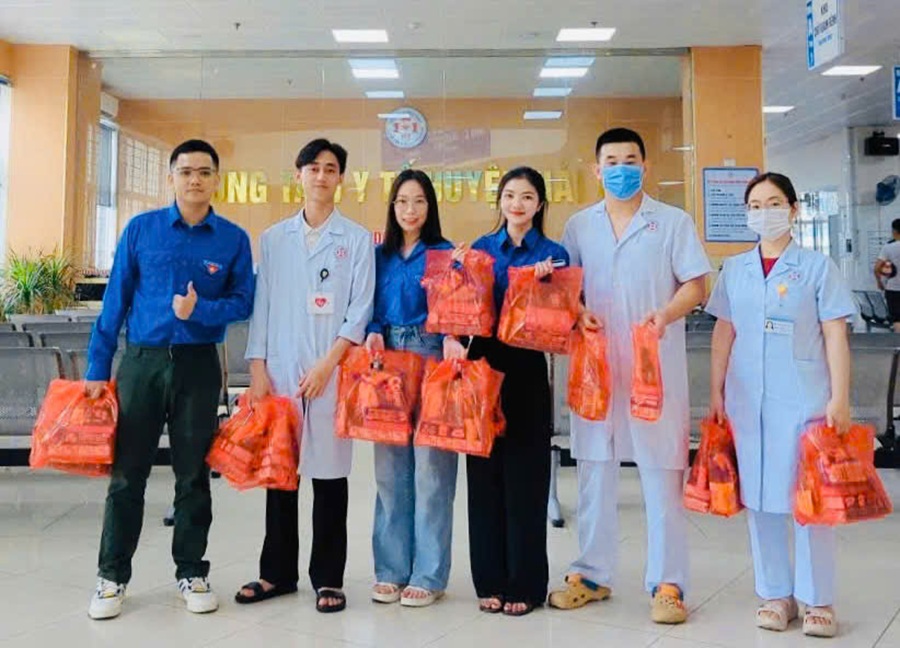 ĐOÀN THANH NIÊN TRUNG TÂM Y TẾ HẢI HÀ TẶNG QUÀ CHO BỆNH NHI NHÂN NGÀY QUỐC TẾ THIẾU NHI 1/6