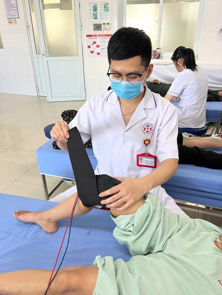 PHỤC HỒI CHỨC NĂNG CỨNG KHỚP GỐI SAU CHẤN THƯƠNG